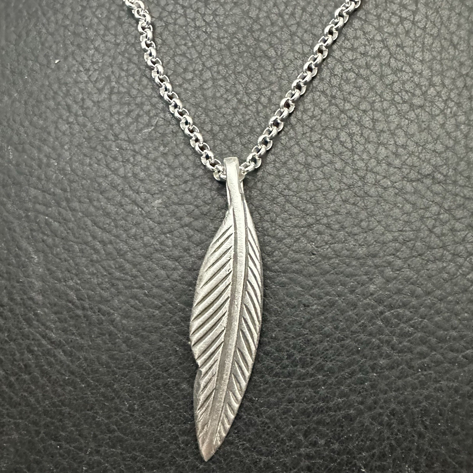 MJG STERLING FEATHER PENDANT AND CHAIN. 4 gr