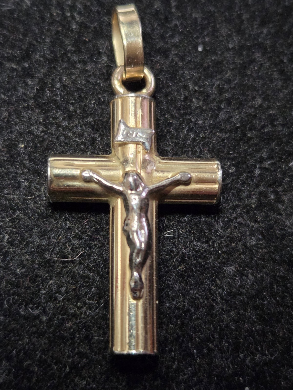14 KT GOLD RELIGIOUS CROSS. 3.2 Grams