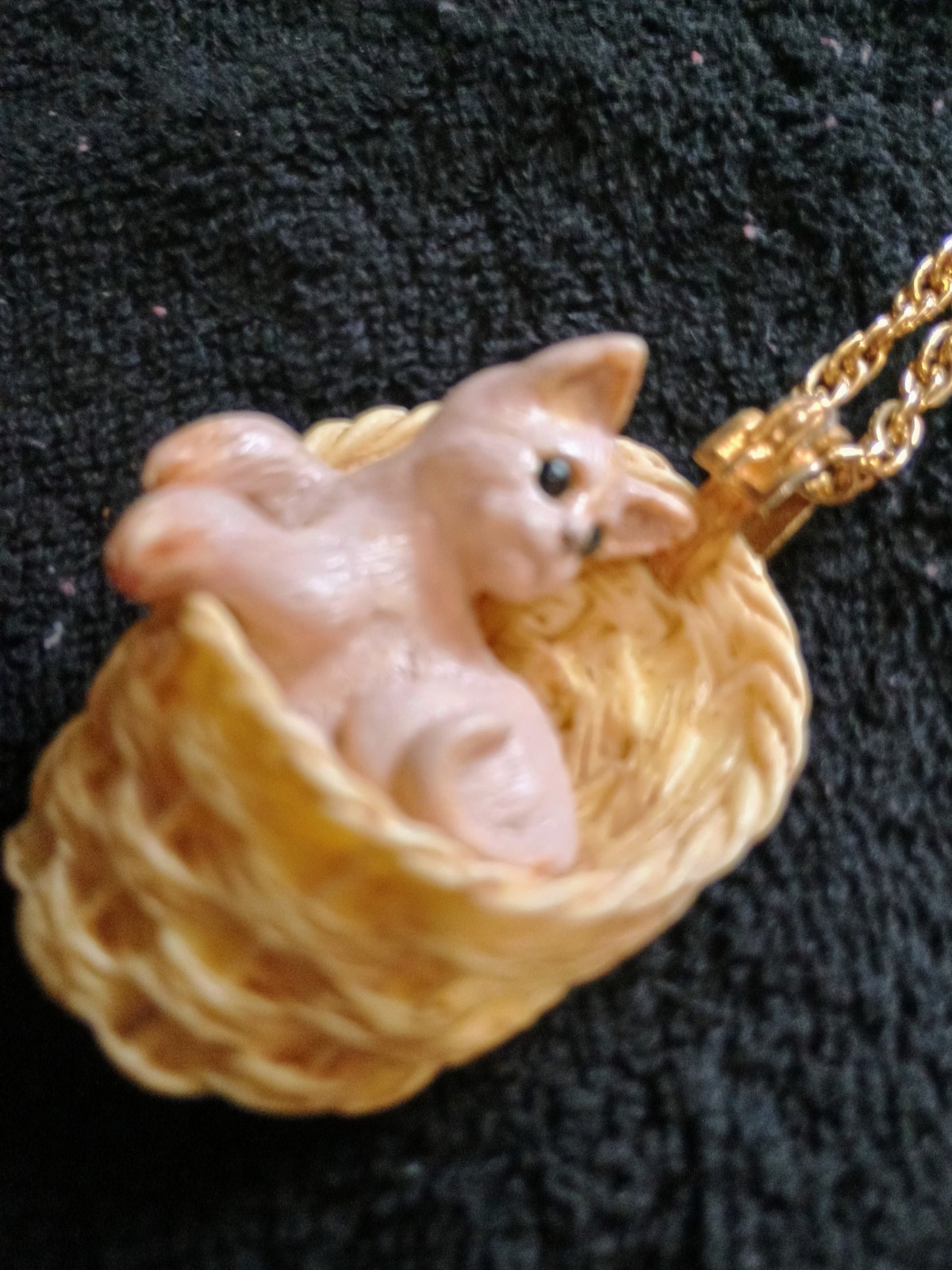 Razza Signed Kitty in Basket 60s Era Necklace