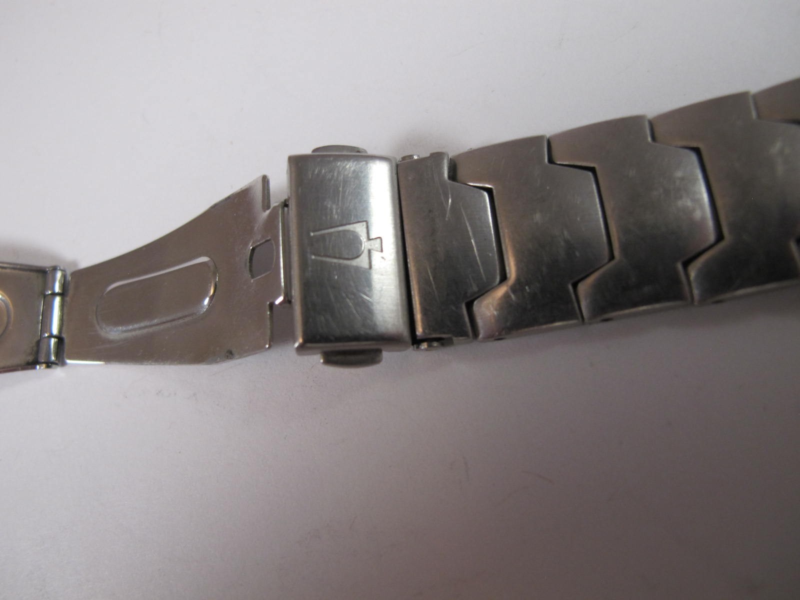 BULOVA ACCUTRON MENS ALL STEEL PUSH BUTTON 21.5MM BAND WITH 10.7MM WIDE ENDS