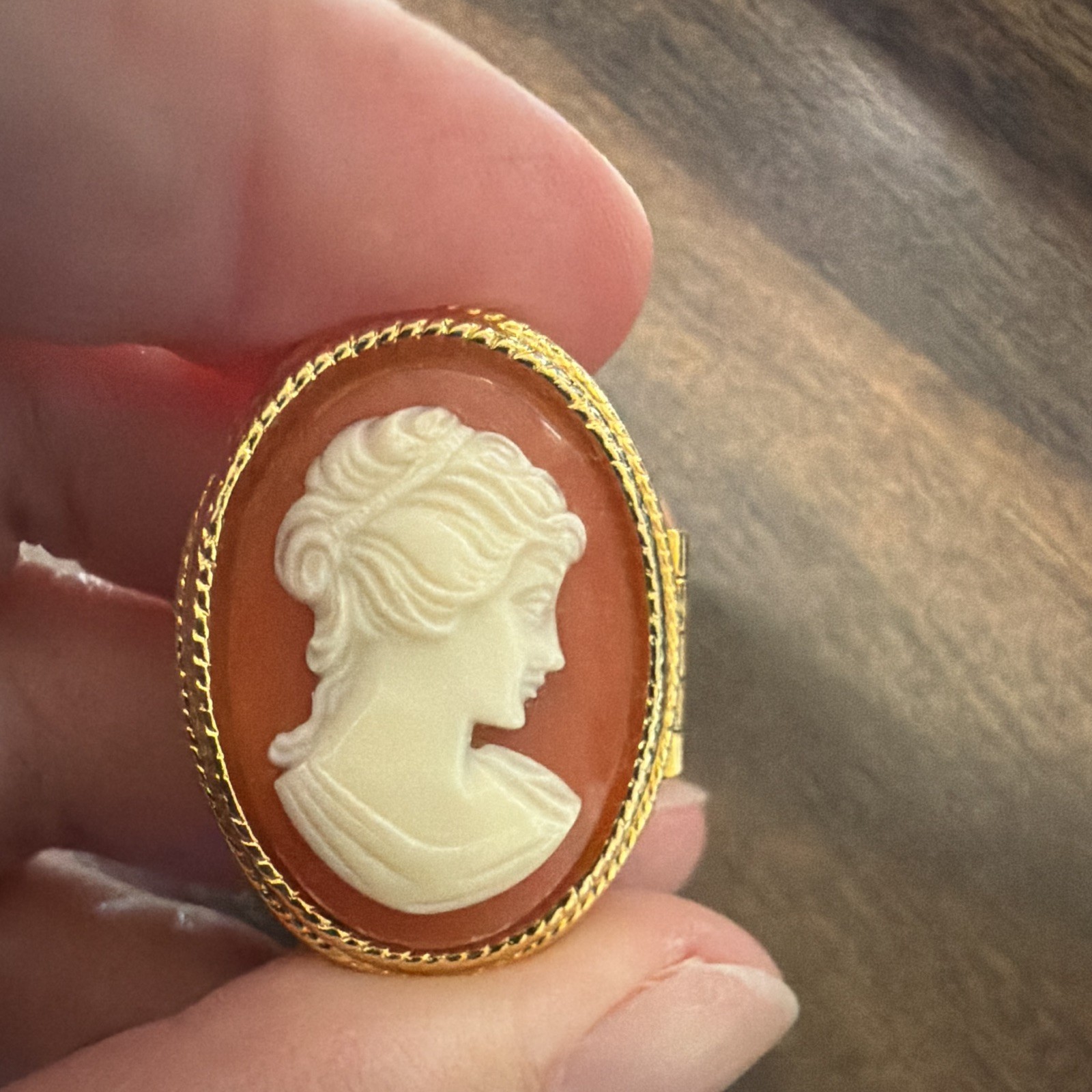 Avon Gold Tone Cameo Locket Ring Hinged Oval Solid Perfume Compact