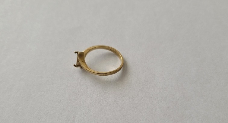 10k P (Plum) yellow gold ring, missing stone, 1.4 grams without stone