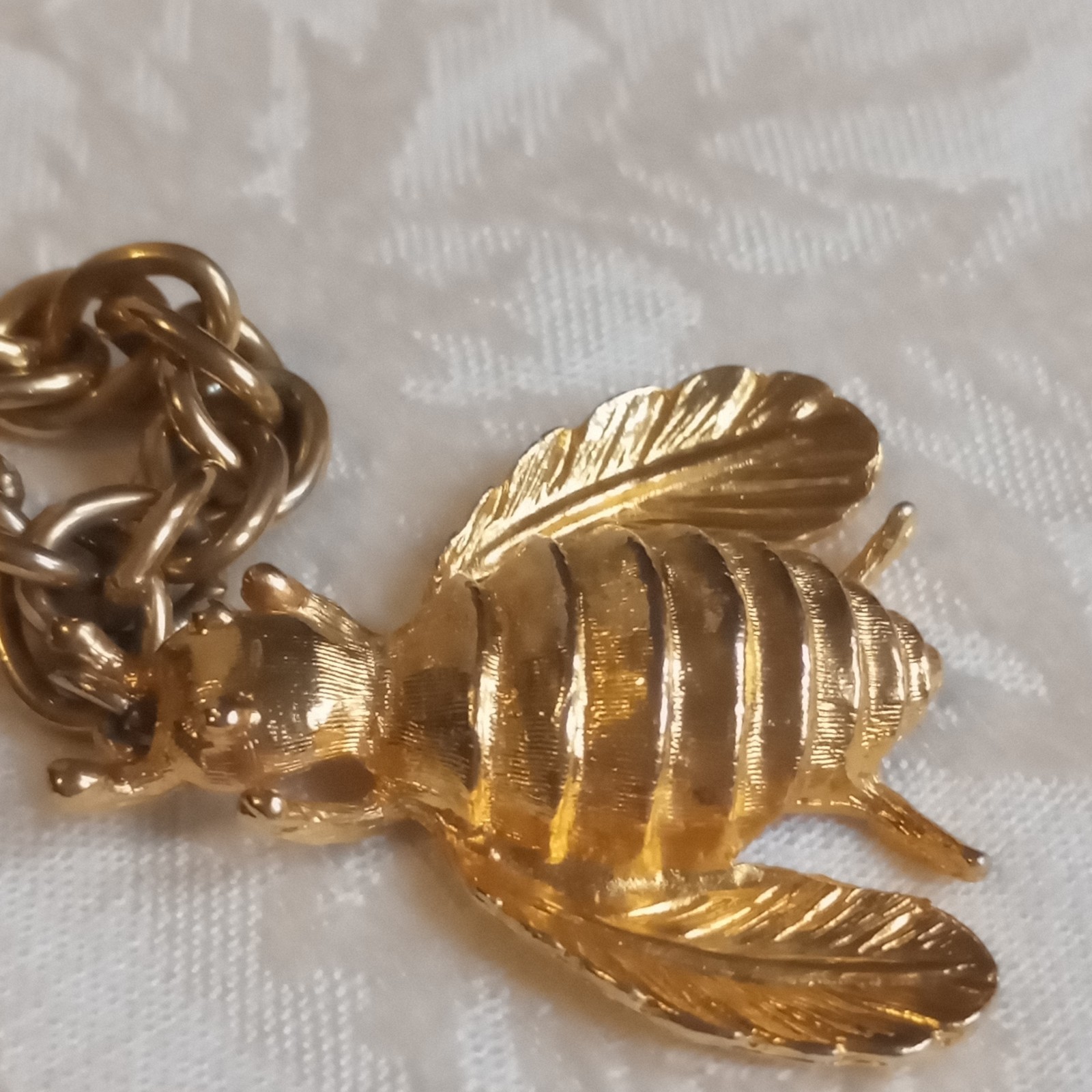 Vintage Goldtone 3 large bumblebee Insect statement necklace 26 + 6in