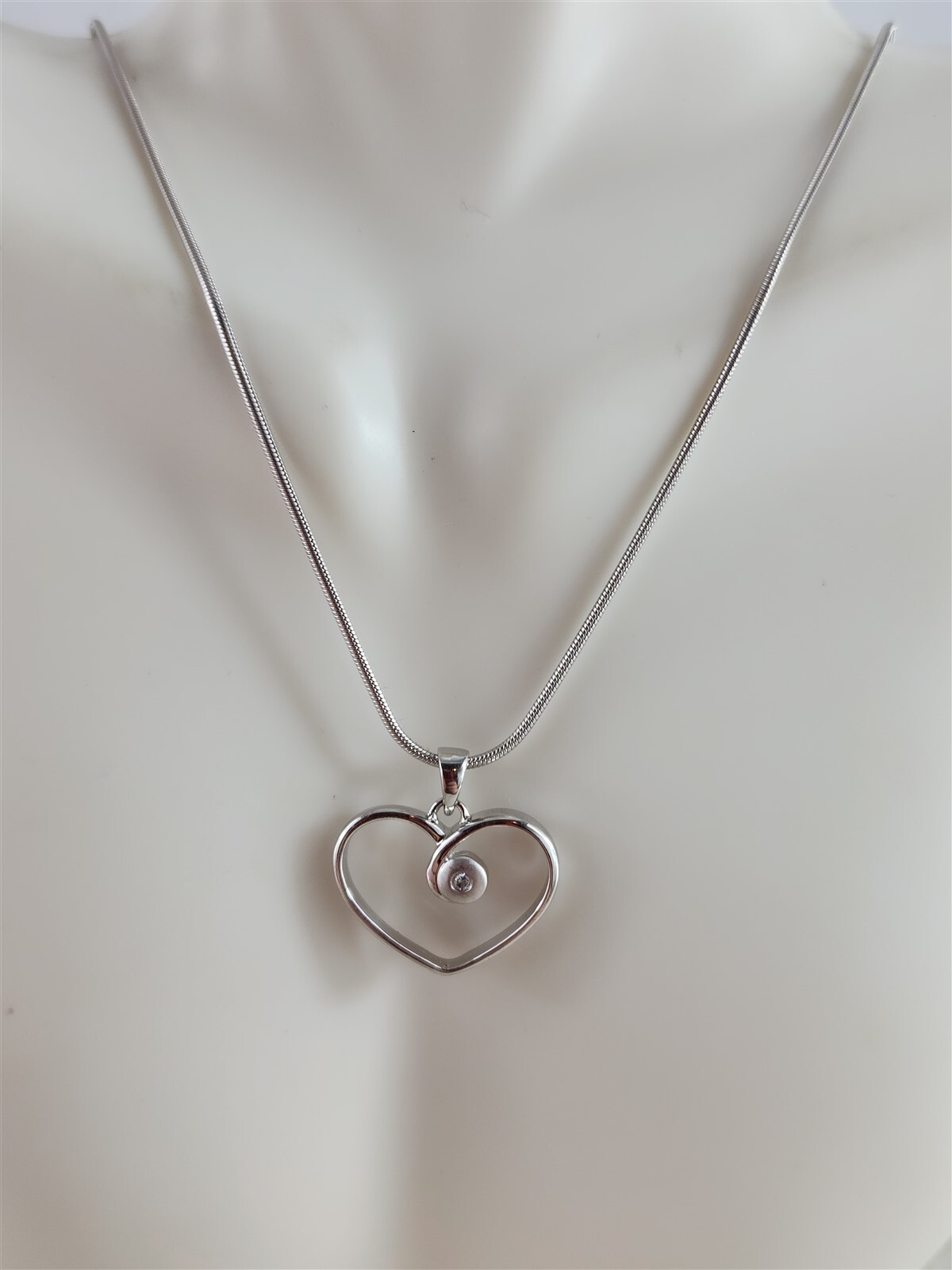 Vintage Sterling Silver 2mm Sparkling Gemstone Heart Necklace 17.75″ – 6.5 Grams