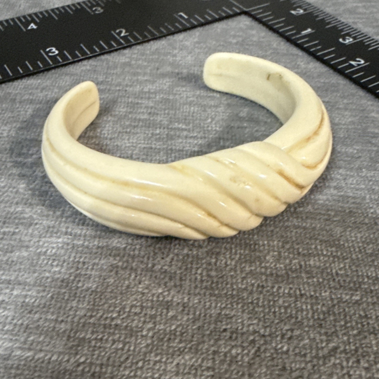 Vintage Plastic Celluloid Cream Color Bangle Cuff Bracelet 80’s Swirl Ribbed