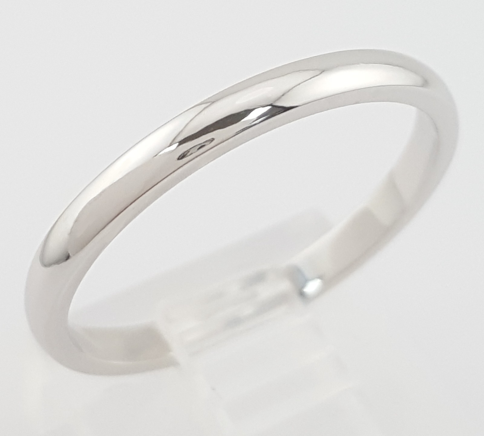 Platinum Wedding Band Ring 2.2 mm 3.2 grams Size 7.5