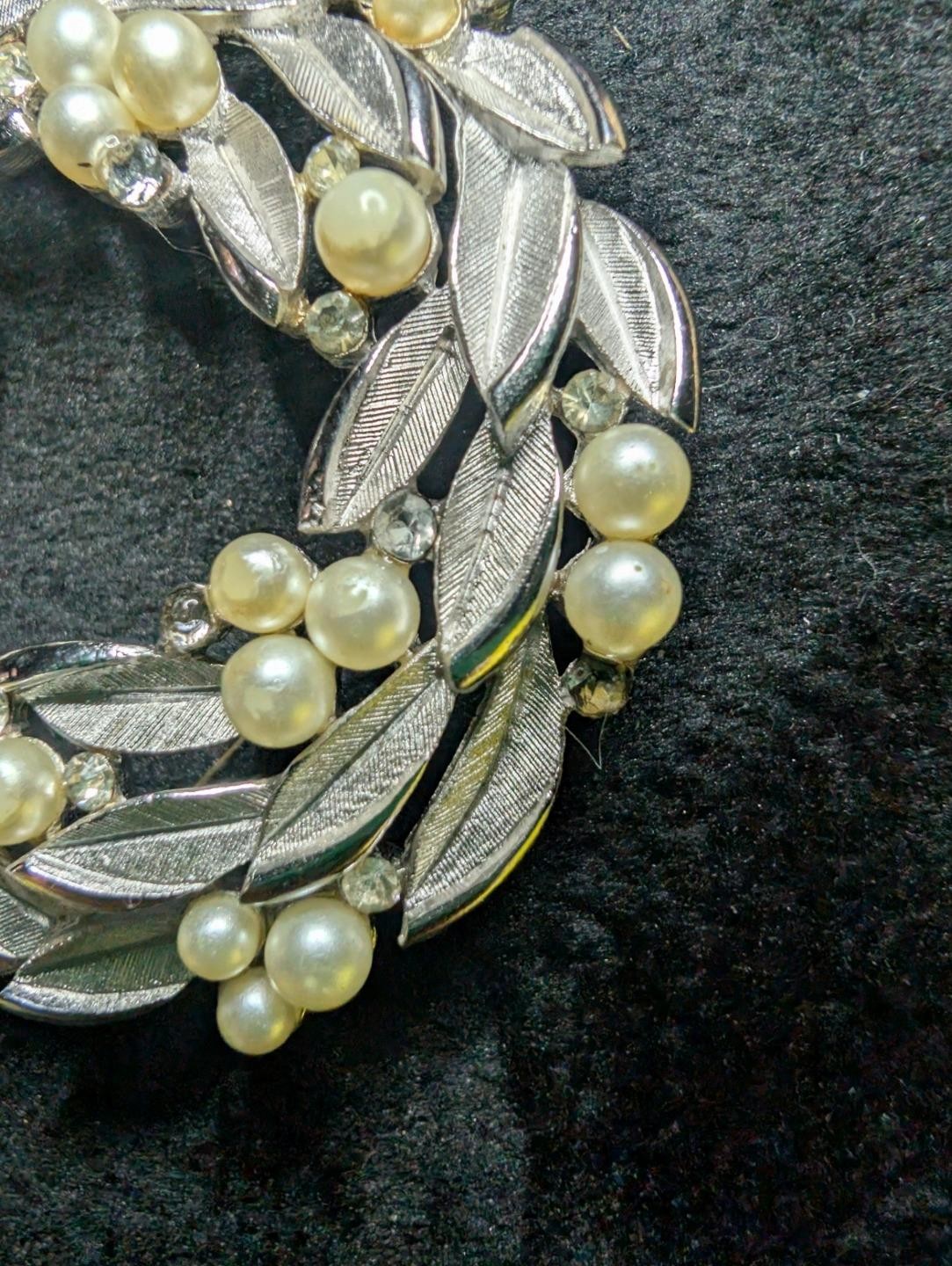 Vintage Trifari Pearl Rhinestone Leaf Wreath Brooch Signed © Mid Century Bling T