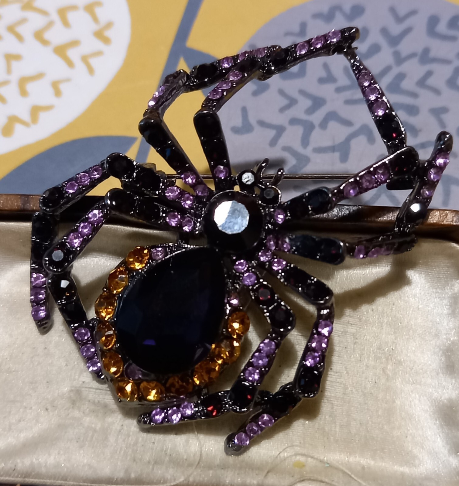 VINTAGE STYLE PURPLE ORANGE & BLACK SPIDER BROOCH VERY SPARKLY LOVELY HALLOWEEN