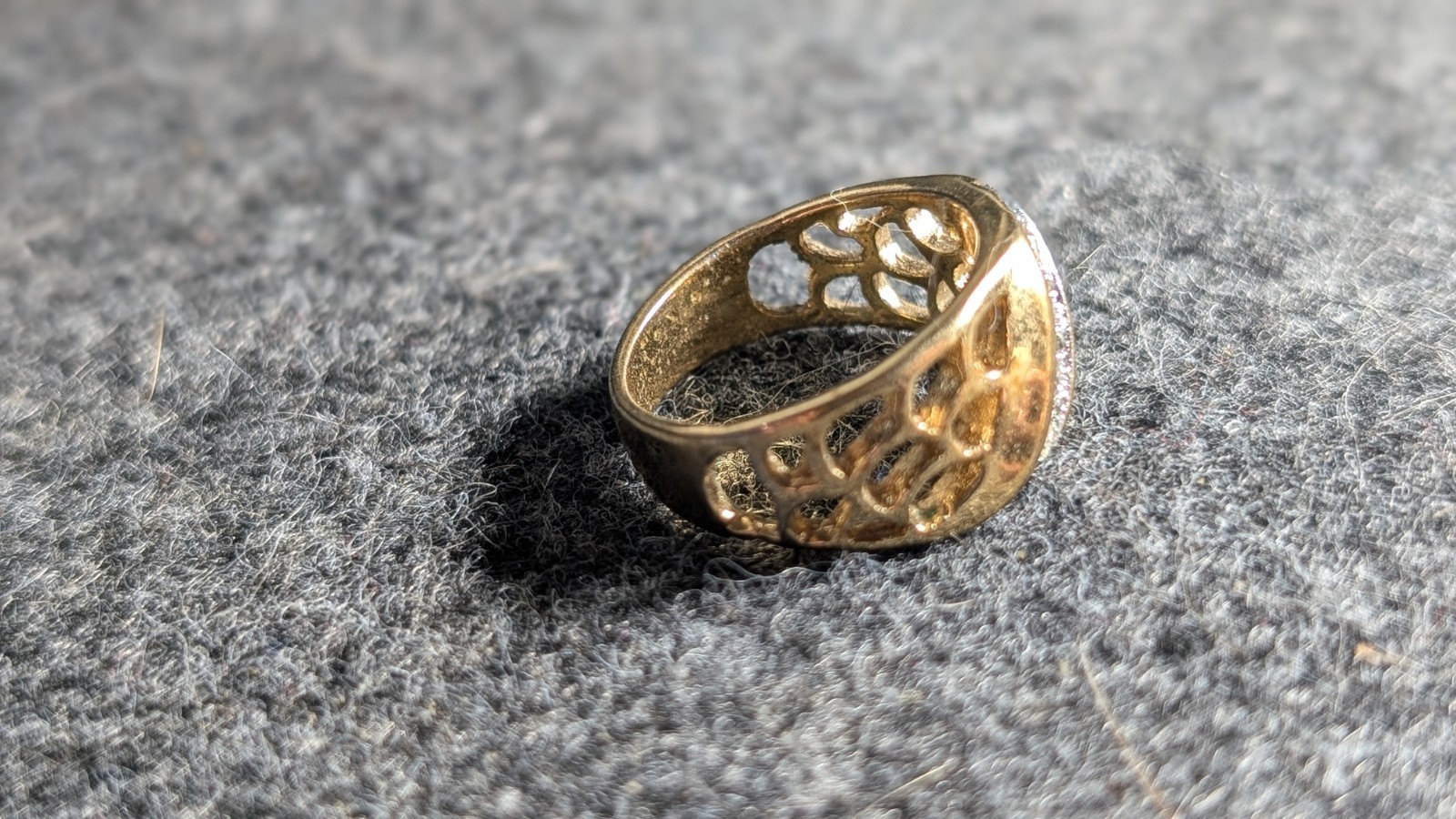 14K Yellow Gold Band Ring Size 8 White Round Crystal Inlay Diamond Accents
