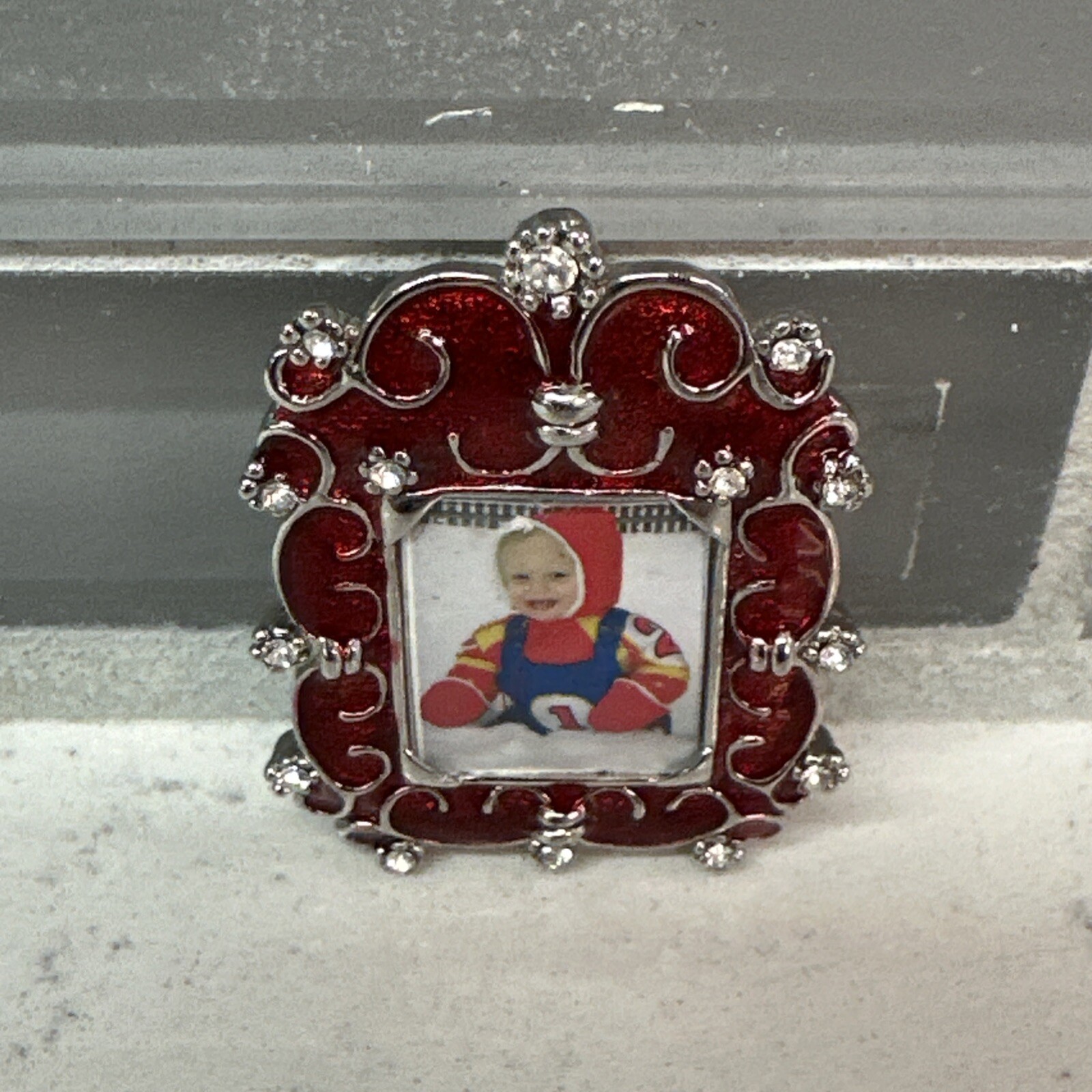 Beautiful COOKIE LEE Brooch Pin Red Enamel Photo holder Frame 1×1 1/2″ NEW