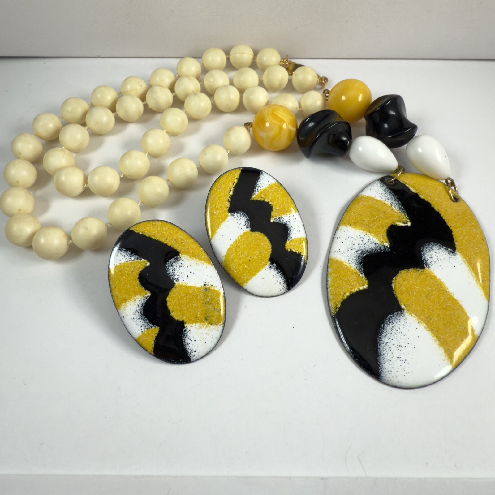 VTG Yellow White Black Enameled Metal Plastic Beaded Necklace & Pierced Earrings