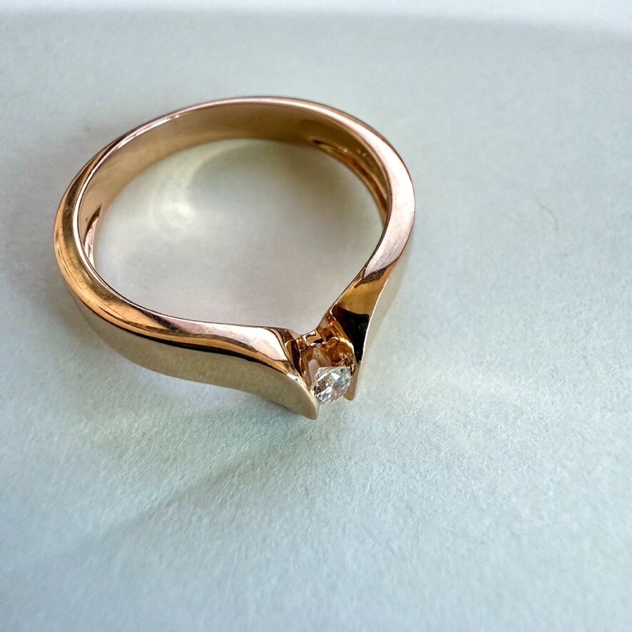 14K Rose Gold 3.0 mm V Band with .07 carat natural Diamond Size 6 3.2 grams