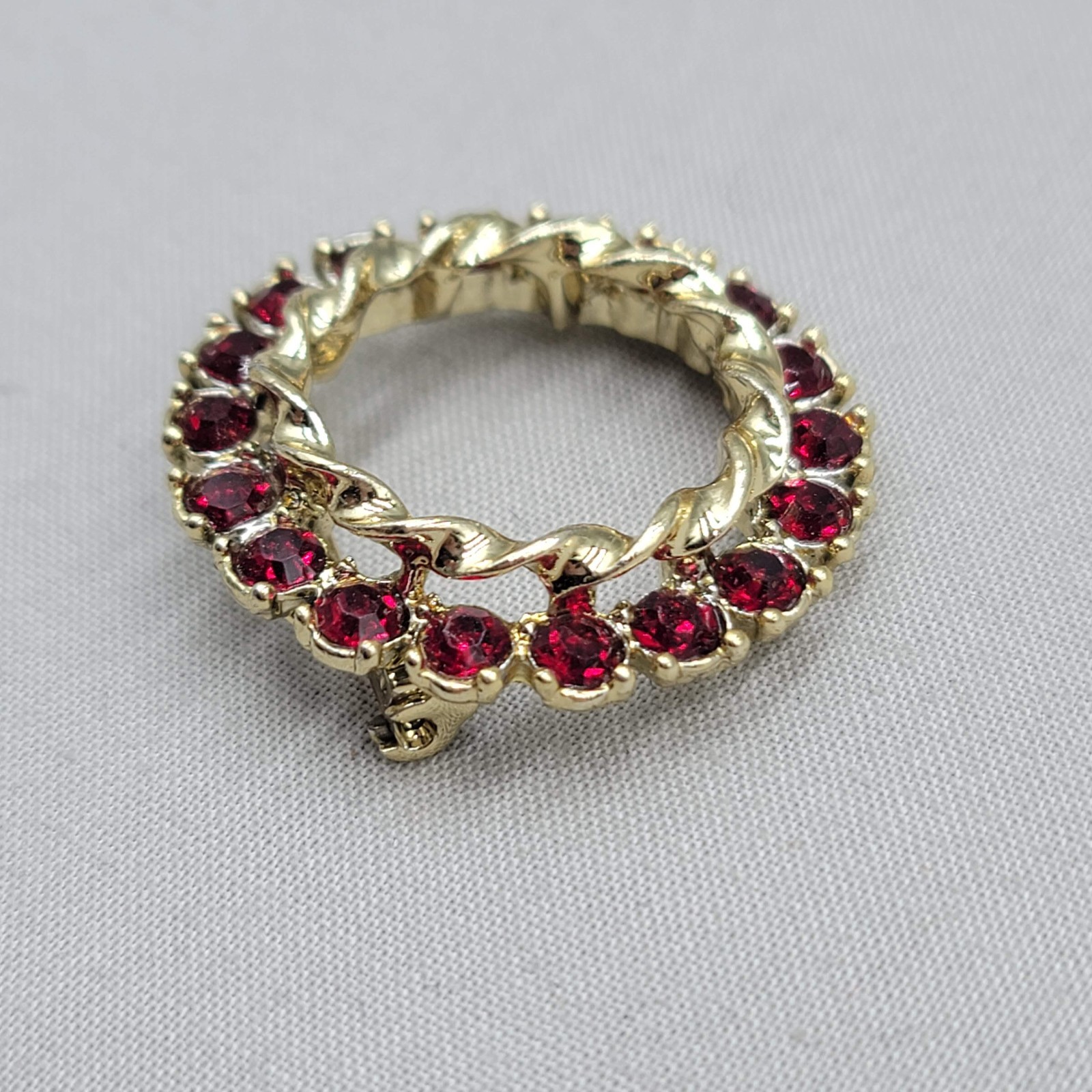 Vintage Gerry’s Red Rhinestone Open Circle Wreath Brooch Gold tone 1.5″