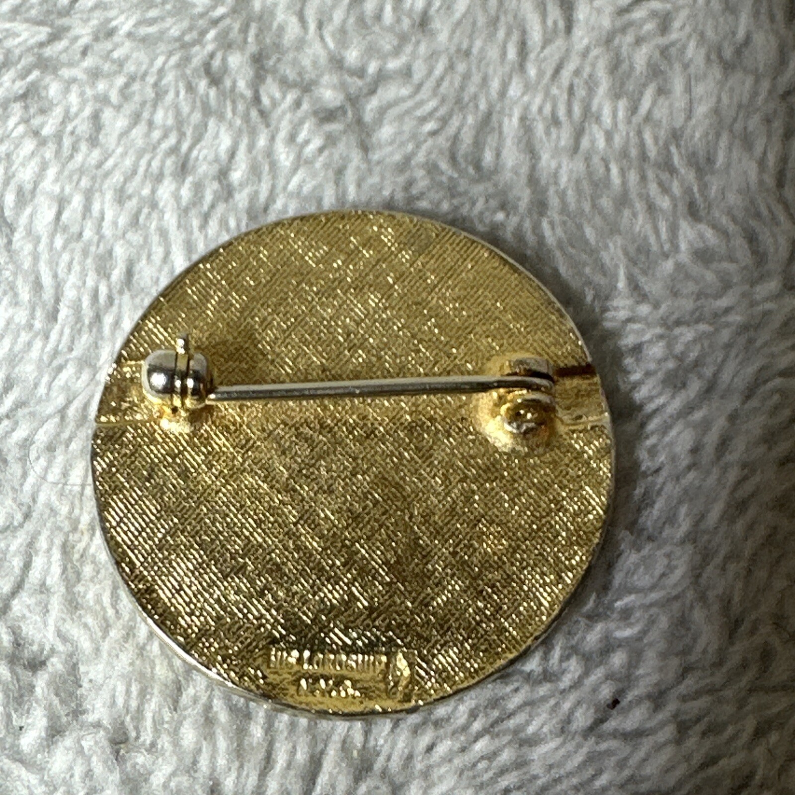 W-W Vintage 10LB Lost Gold Tone Lapel Pin