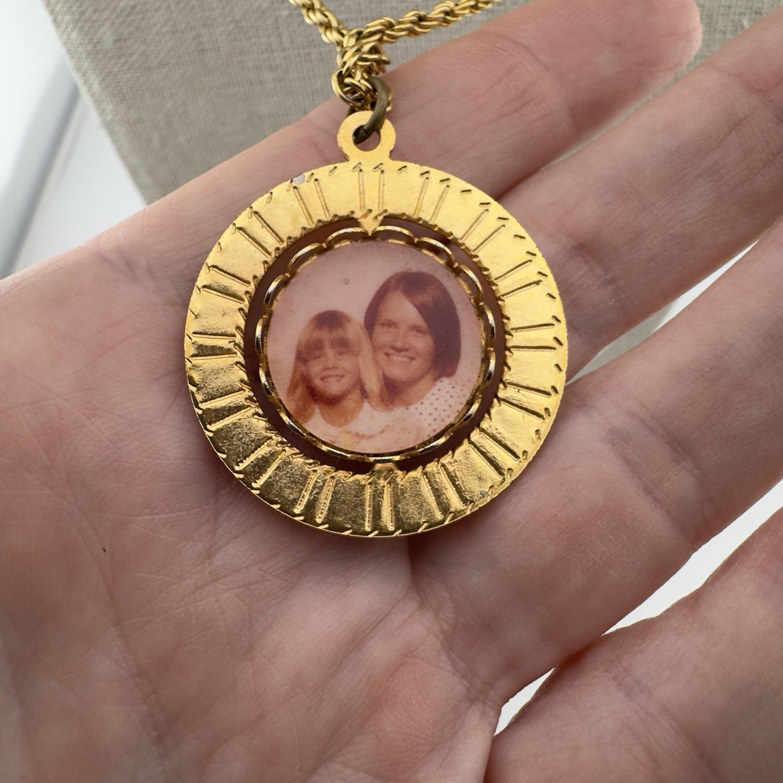 Vintage 70’s Photo Locket Holder Double Sided Spinner Pendant Necklace Gold 24″