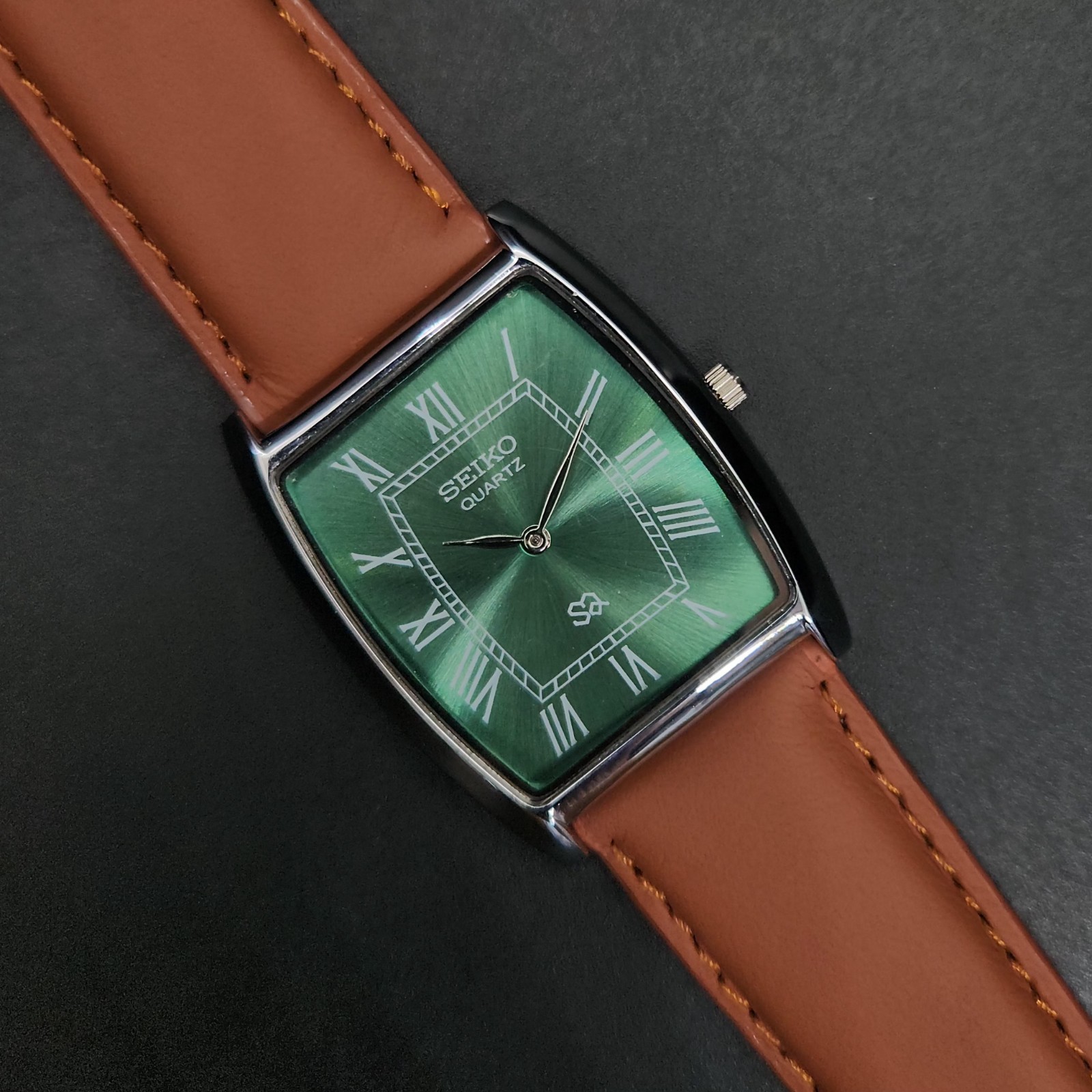 Vintage Seiko Slim Quartz Barrel 30MM Mens Wrist Watch – Comes With New Battery