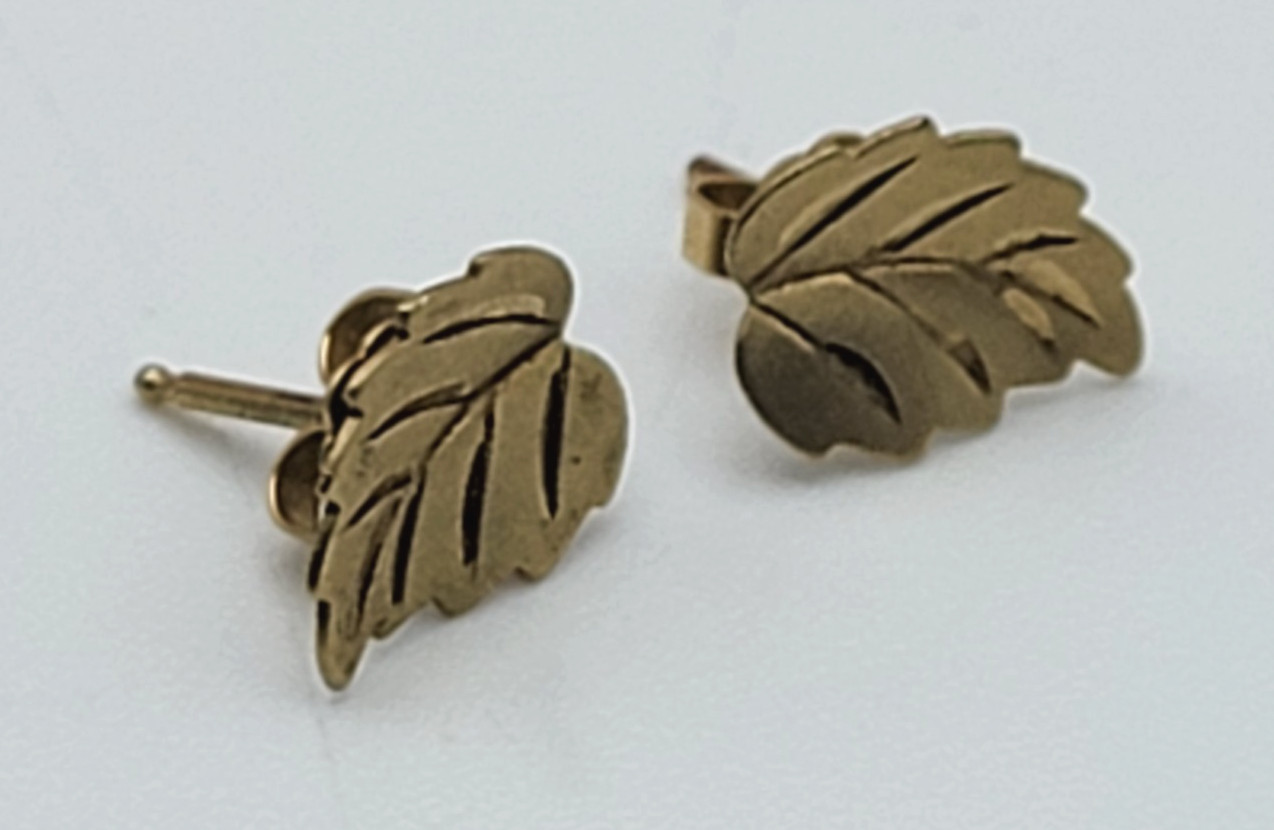 Vintage 14K Yellow Gold Leaf Stud Earrings Nature Botanical Minimalist 10.6mm