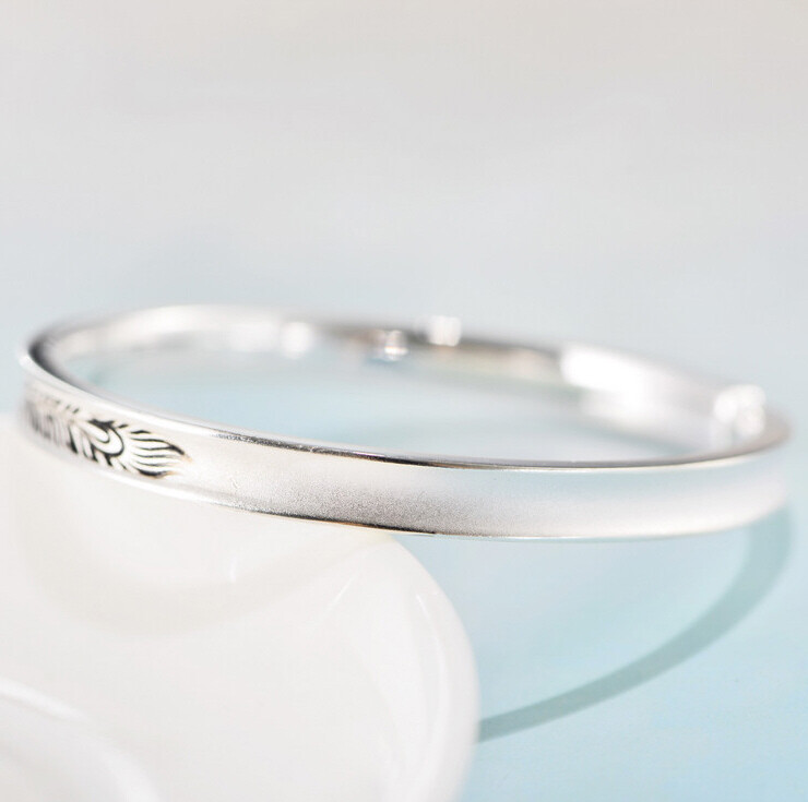 I01 Bangle Concave Domed Feather Fine Silver Silver 999