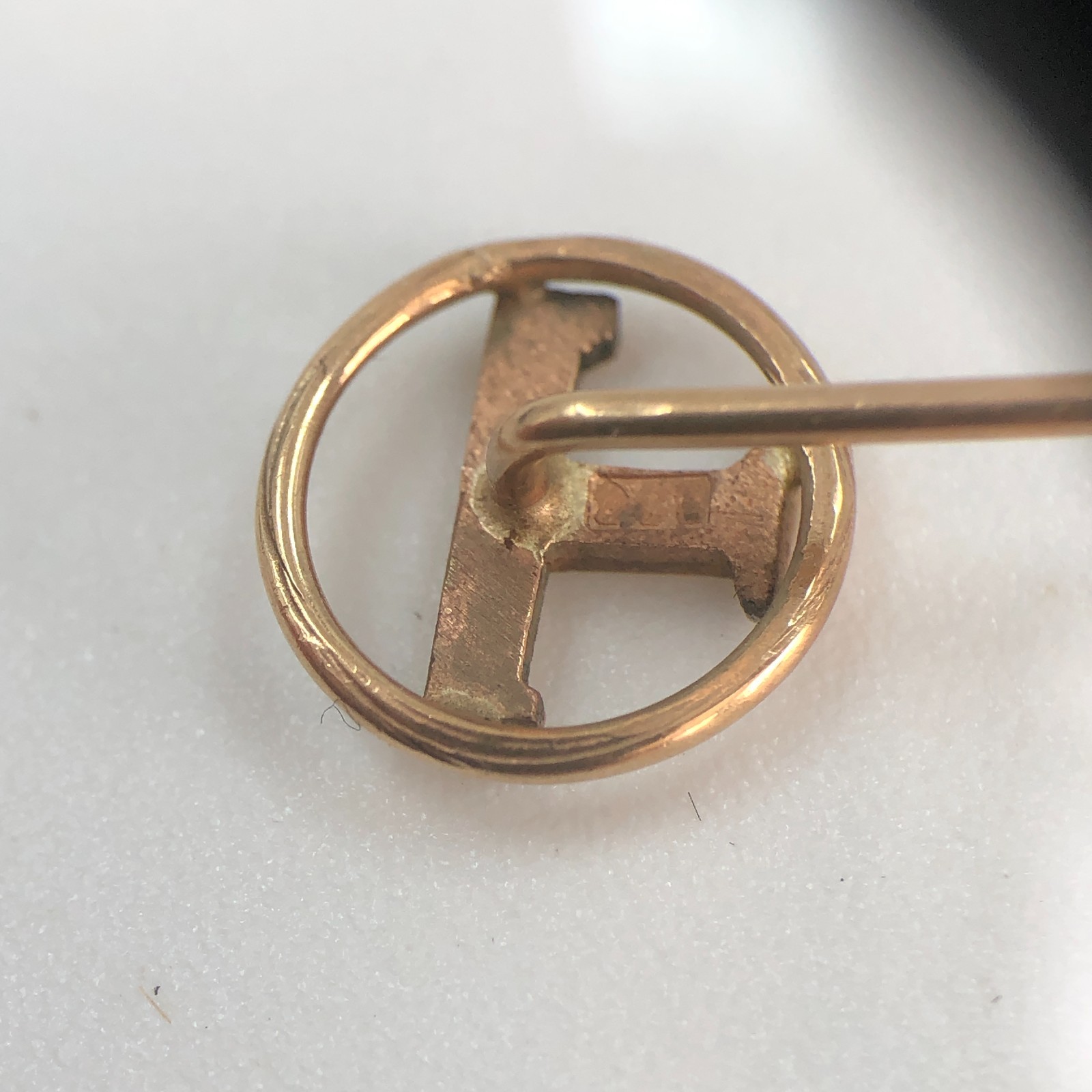Vintage 9ct Gold ‘ T ‘ Initial Stick Pin – L 2.7cm x W 1cm – 0.73g