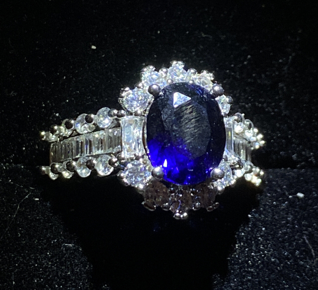BLUE gem CLUSTER RING. BAGUETTE CUT ON BAND.SILVER SIZE O.(55)