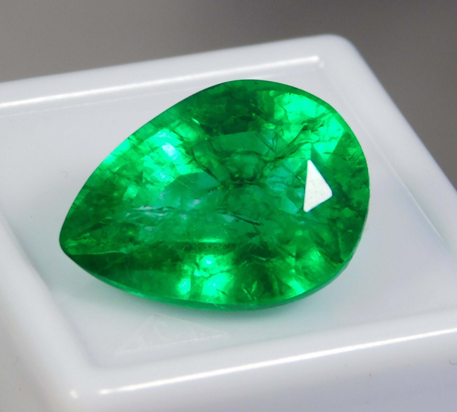 Certified 12.45 Ct Natural Colombian Green Emerald Pear Cut Loose Gemstone