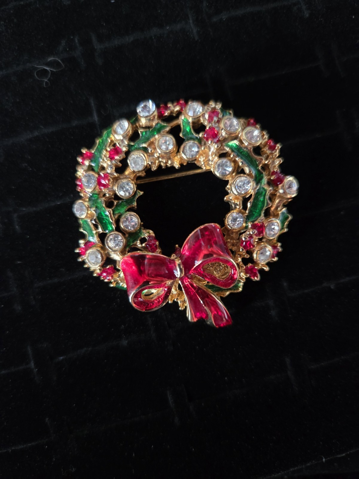 Vintage Signed DON-LIN CHRISTMAS Brooch Pin Rhinestone Holly Wreath Enamel Bow