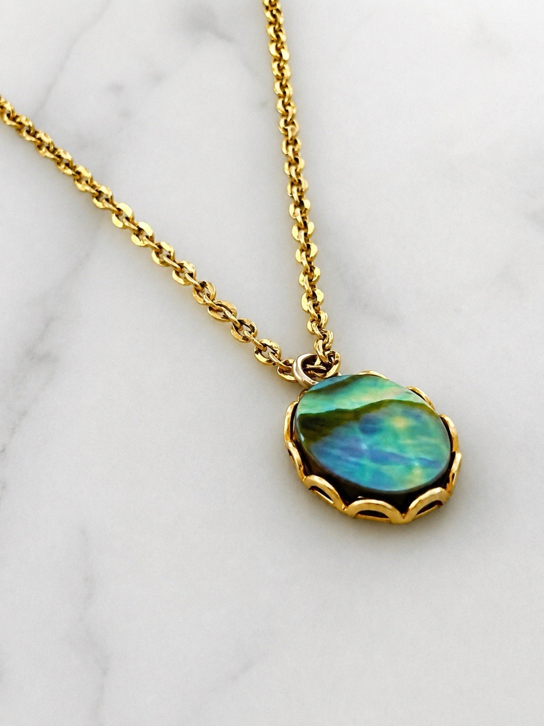 Gold Tone Oval Abalone Mother of Pearl Bezel Pendant Cable Chain Necklace