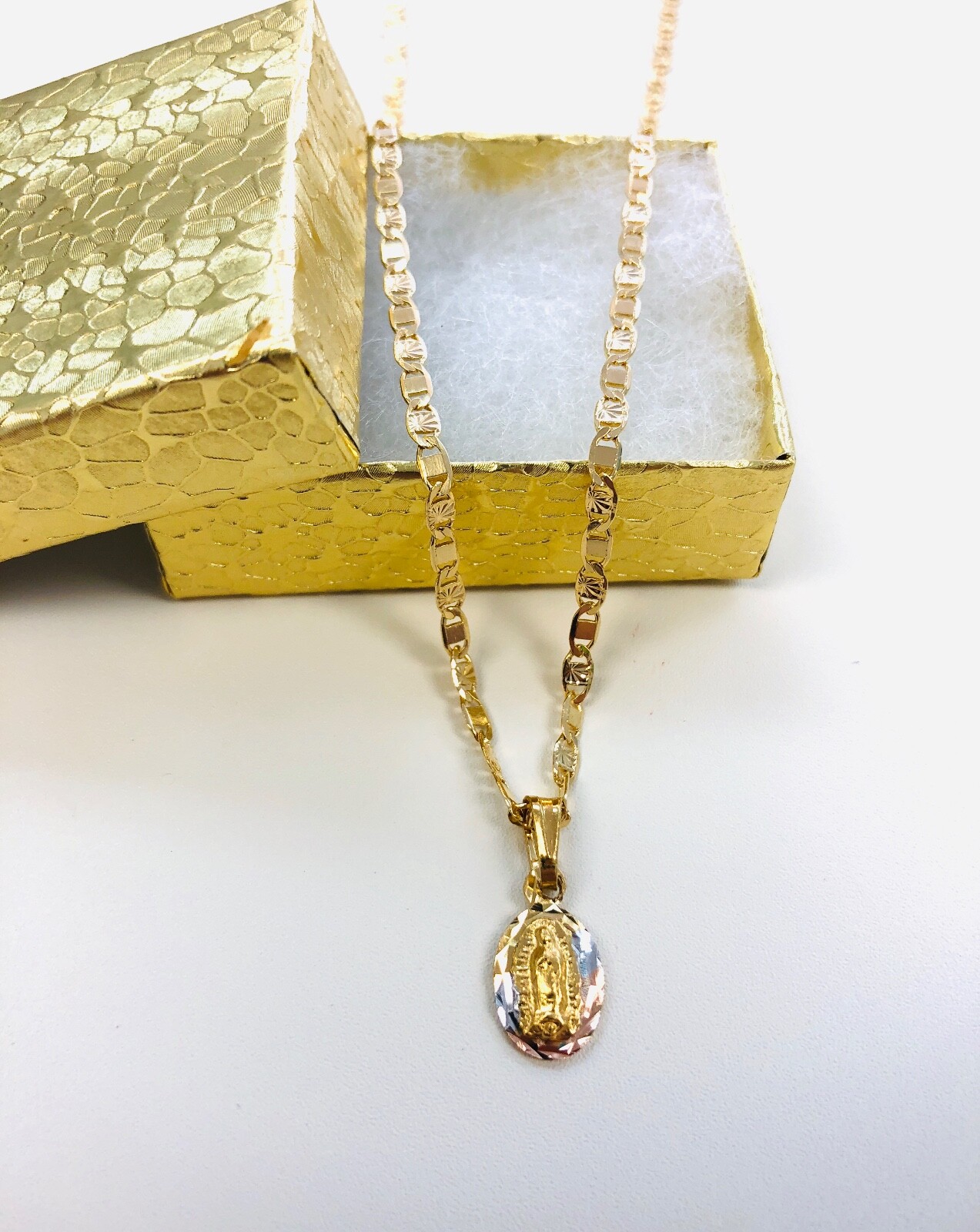 18k Oro Laminado Medalla de Virgen de Guadalupe & Cadena 16″ Para Mujer o Niños