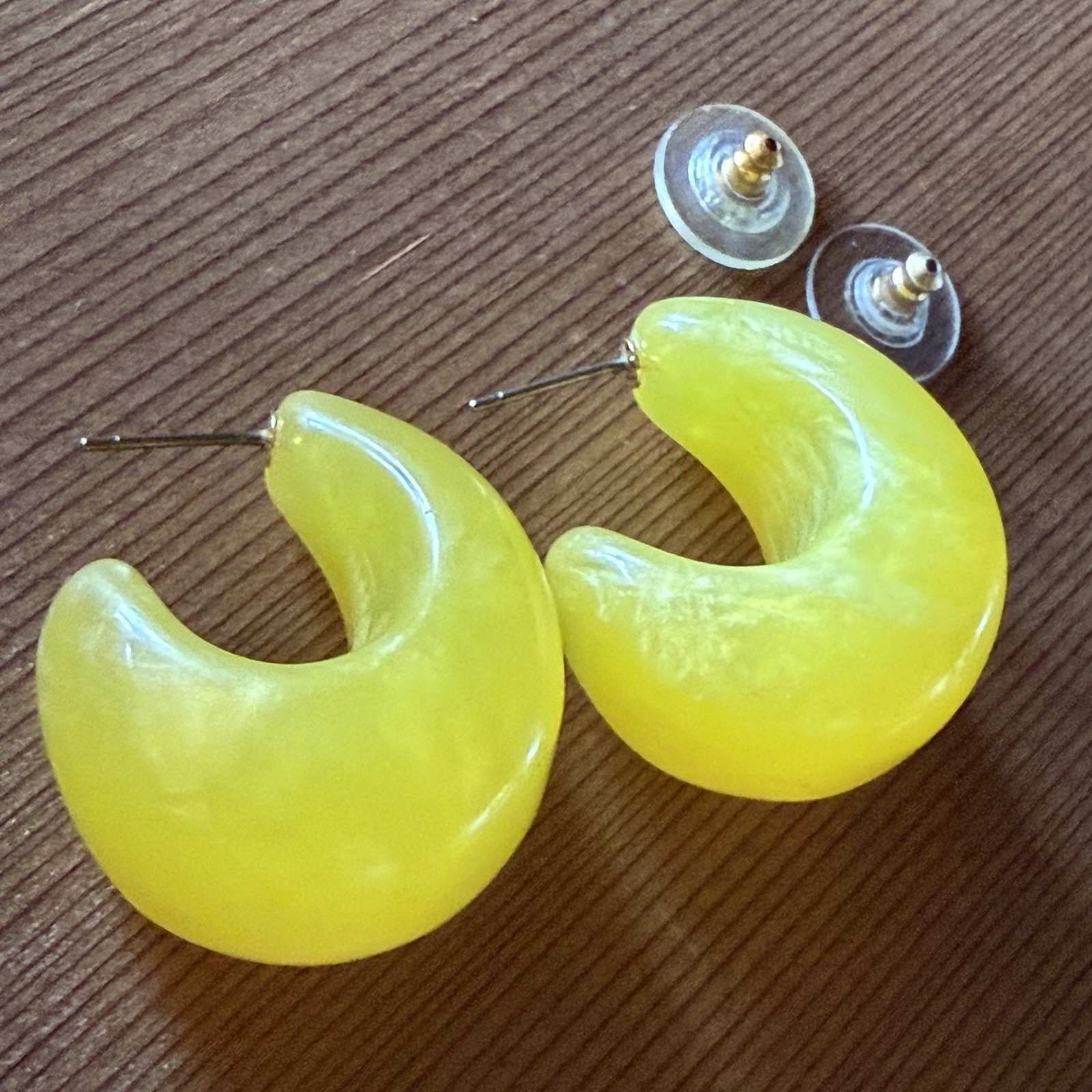 VTG Yellow Marbled Plastic Resin Chunky Huggy Hoop Earrings Crescent Statement