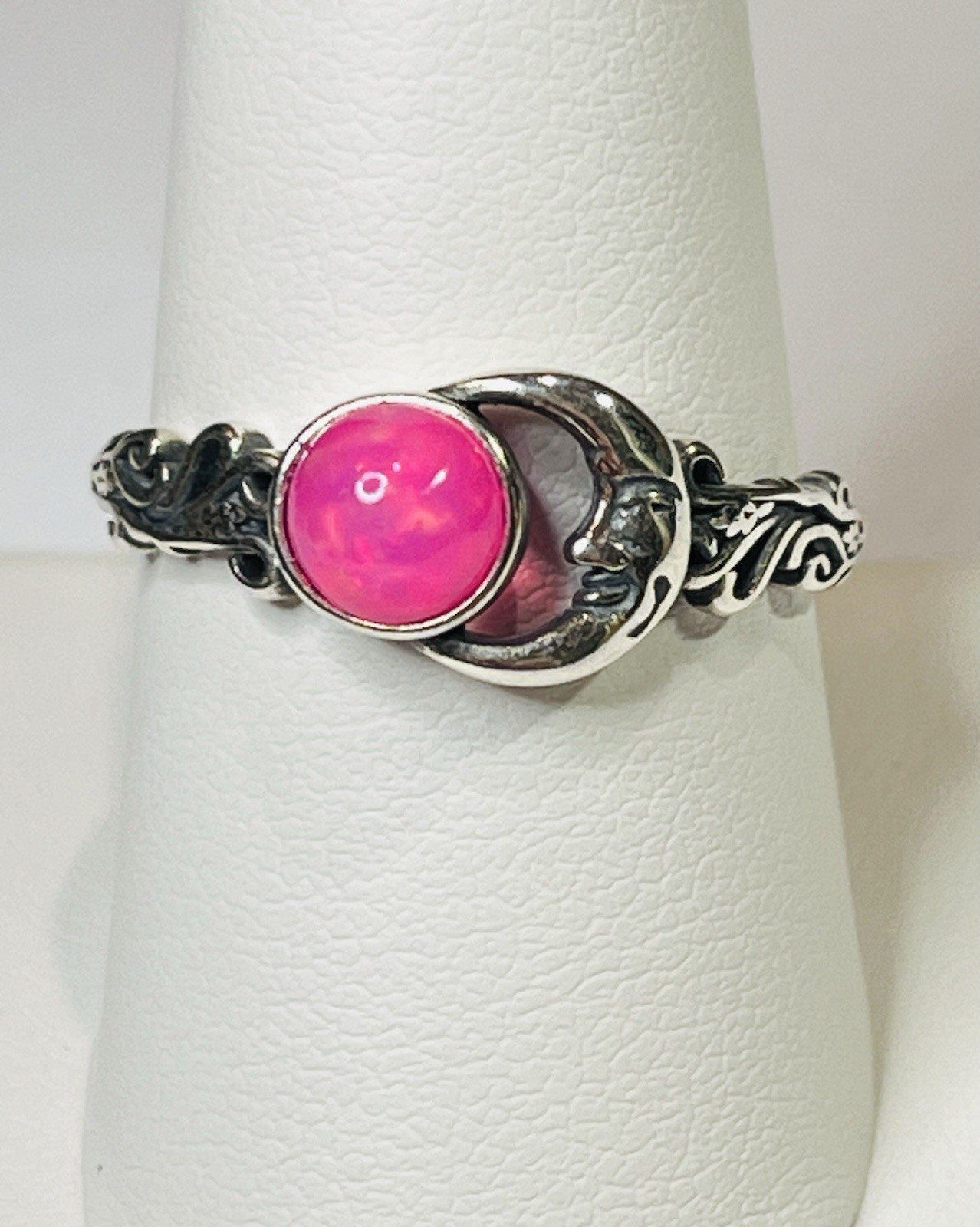 Vintage 925 Sterling Silver Natural Pink Rainbow Opal Man In Crescent Moon Ring