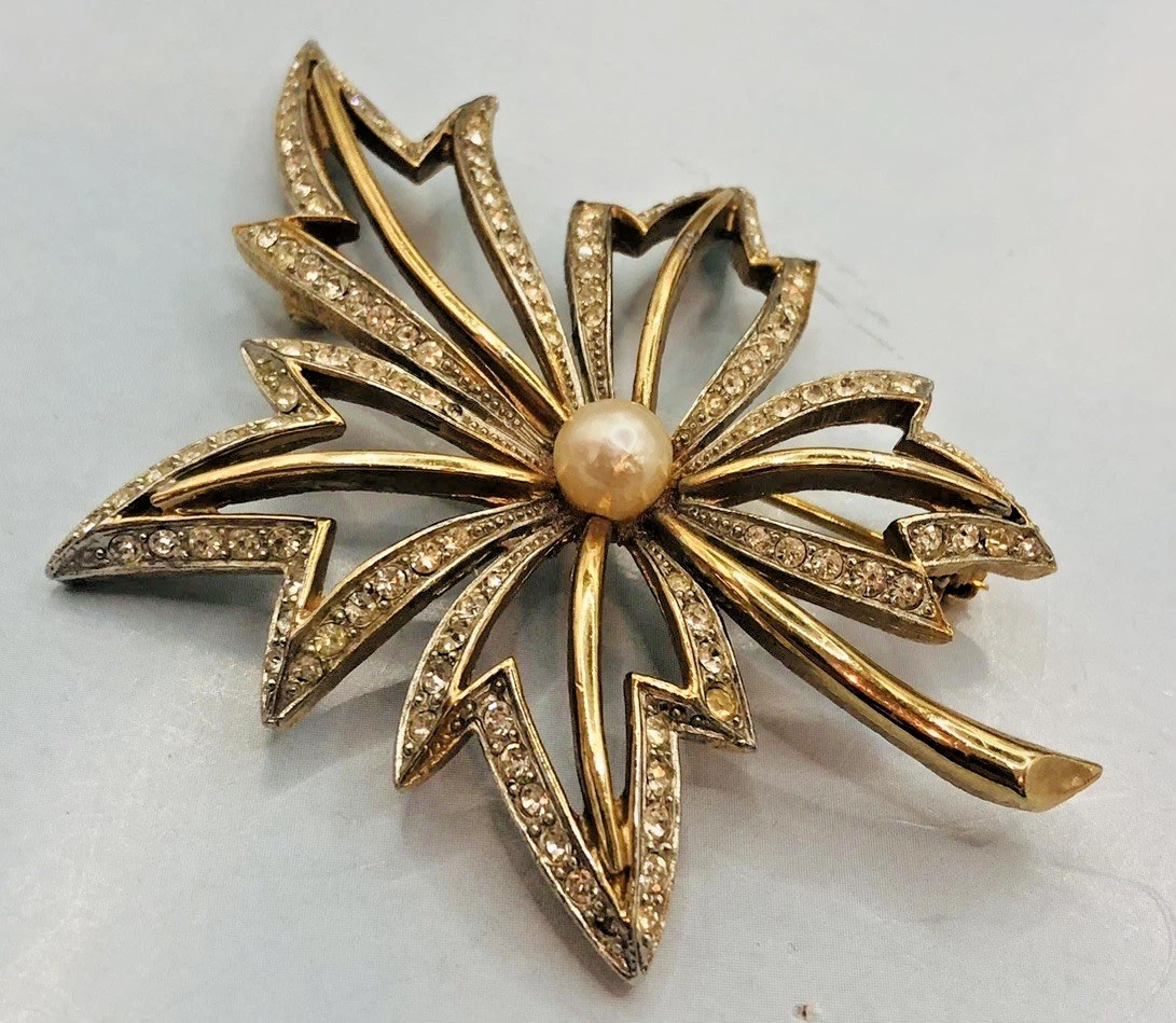Vtg R.MANDLE Gold Tone Leaf Brooch Rhinestones Center Pearl.