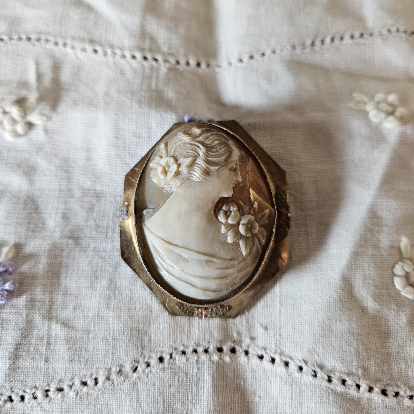 Vintage 1/20 10K GF hand carved shell cameo w/wire frame marked See Photos