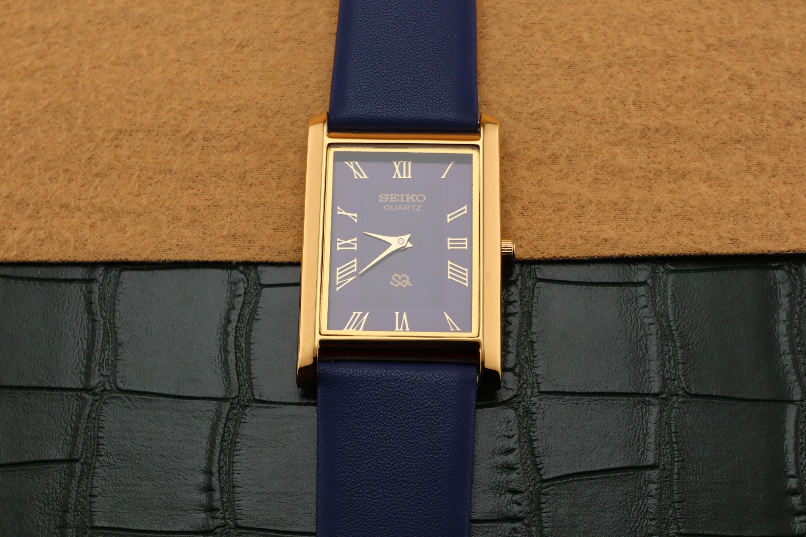 Vintage Seiko Slim Quartz Men’s Wrist Watch Blue Dial with Blue Strap.