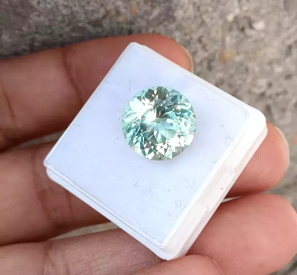 Natural Flawless Ceylon FL Green Parti Sapphire 10.1 Ct Round Cut Loose Gemstone