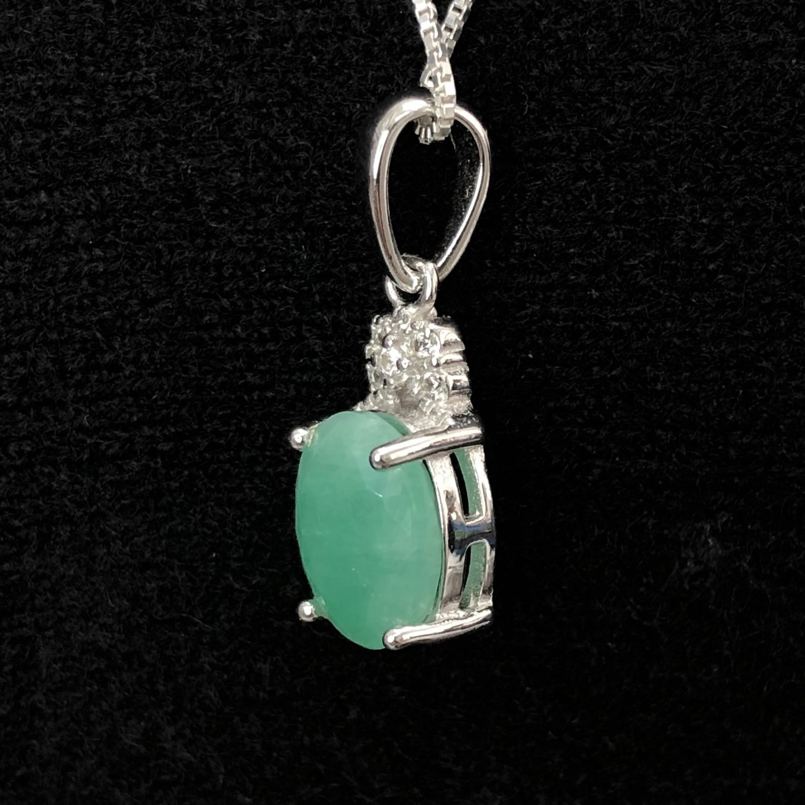 Natural Emerald Gemstone 925 Sterling Silver Pendant Oval Top Rich Green