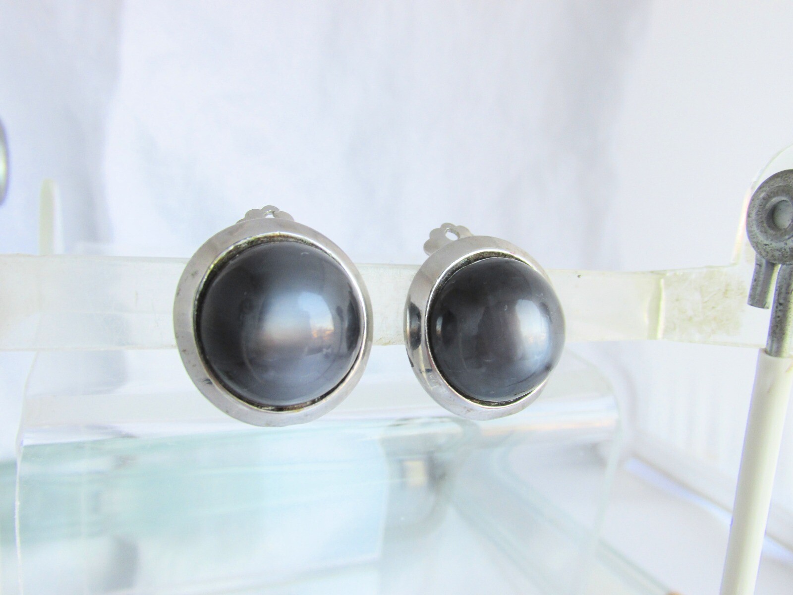 VTG 1928 Jewelry Co Luminous Charcoal Gray Moonglow Earrings Clips Silver Plate