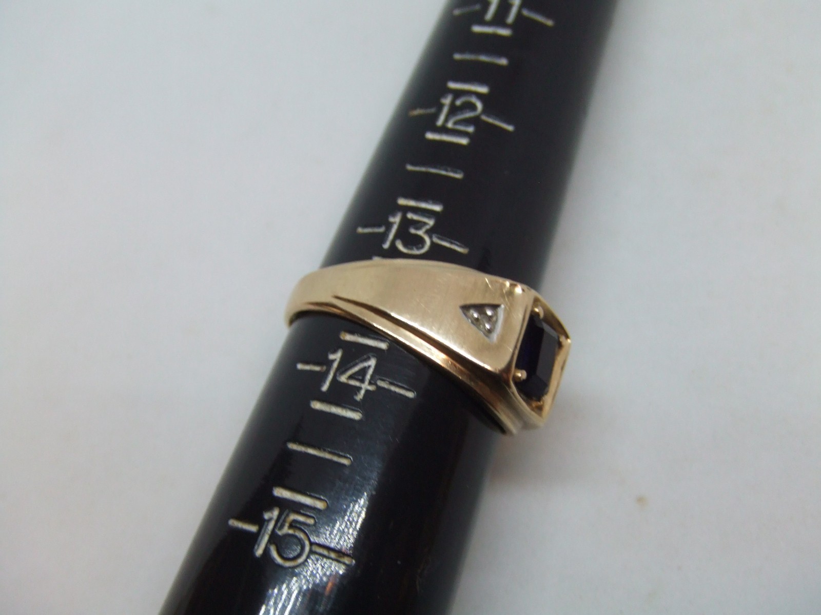 Men’s 10k y.g. onyx ring size 13.5