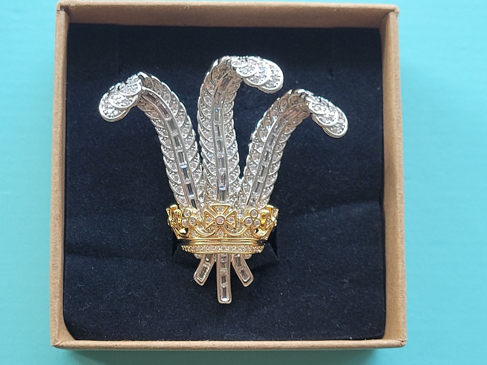 Duchess of Windsors Prince of Wales brooch, Elizabeth Taylor,royal, Gift