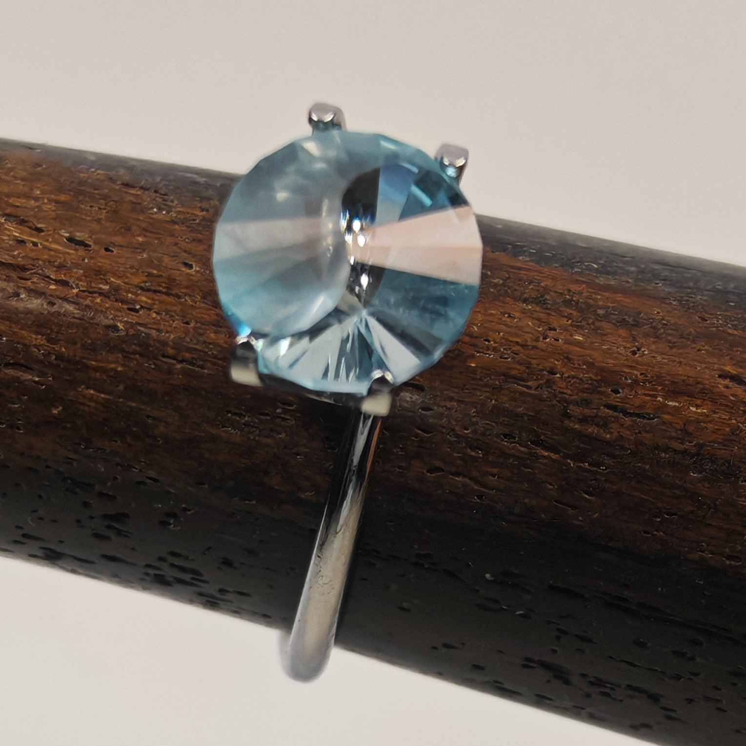 3.94 ct Sky Blue Topaz – Yin–Yang Precision Cut – Natural Gemstone – Loose