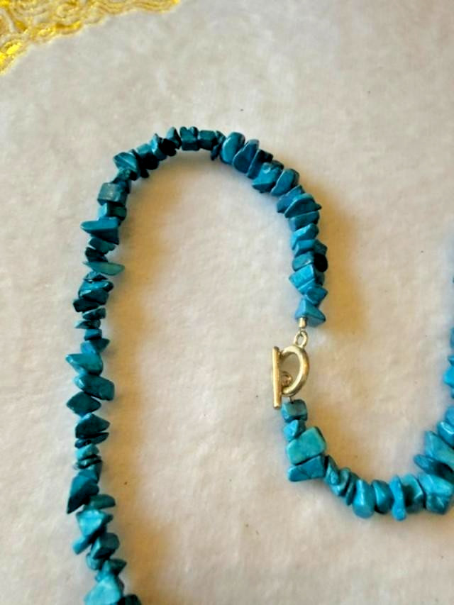 Vintage Blue Dyed Howlite Magnesite Chip Stone Necklace 19″ Gold Tone Clasp