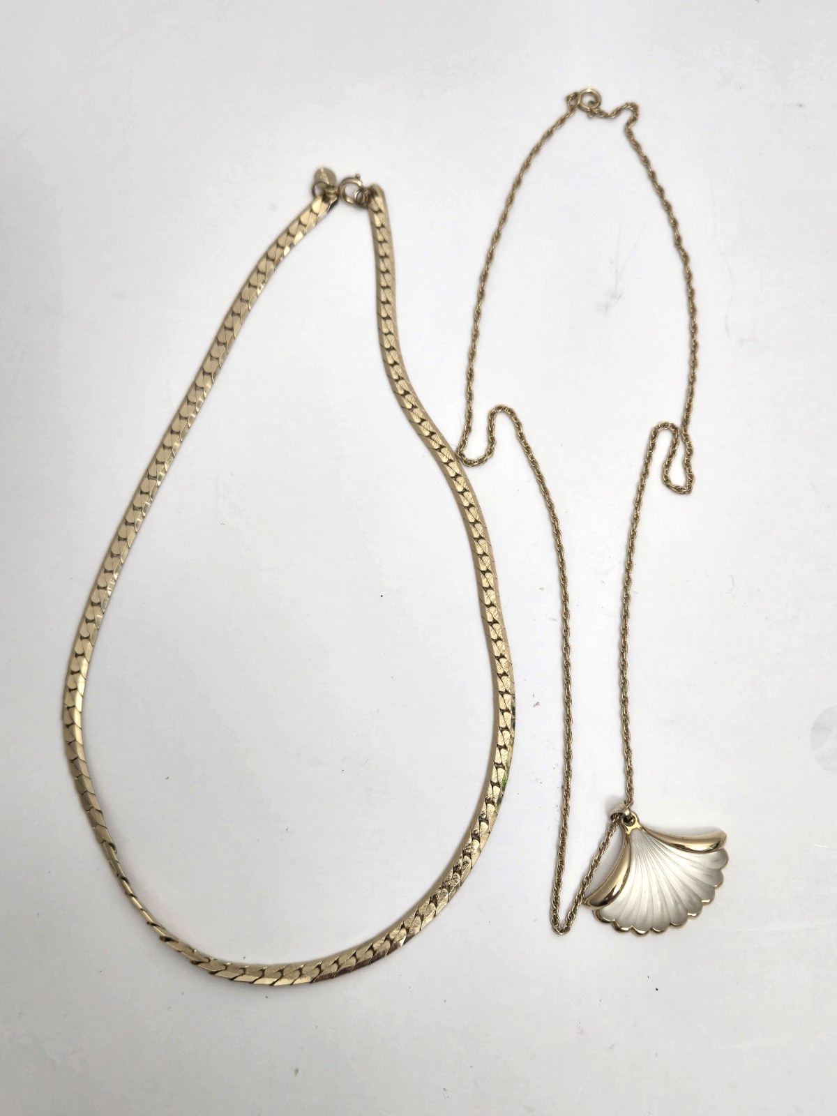 Vtg Avon Gold Tone & White Frosted Lead Crystal Shell 18” Necklace & Extra