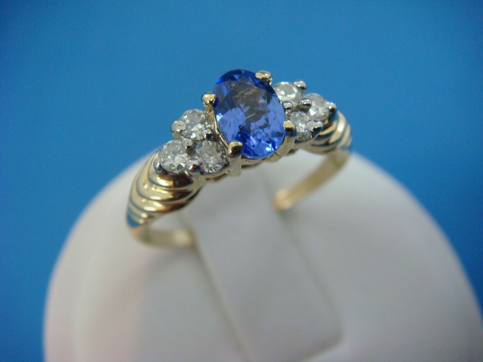 TANZANITE & DIAMONDS LADIES 14K YELLOW GOLD BEAUTIFUL RING, 2.4 GRAMS, SIZE 7