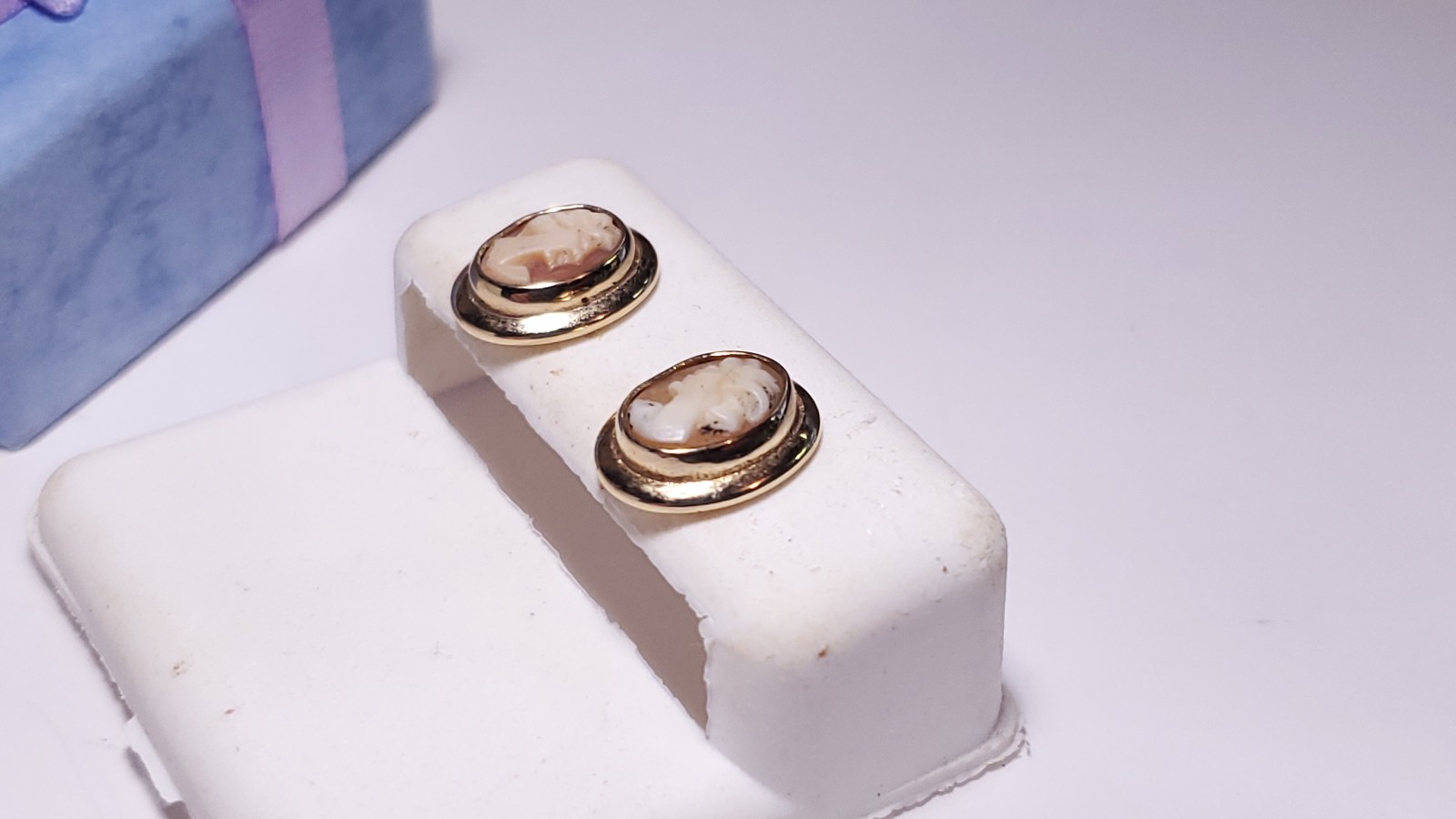 Vintage Natural Carved Oval Cameo/shell Bezel Dropped edge 14Kt YG Earrings23867