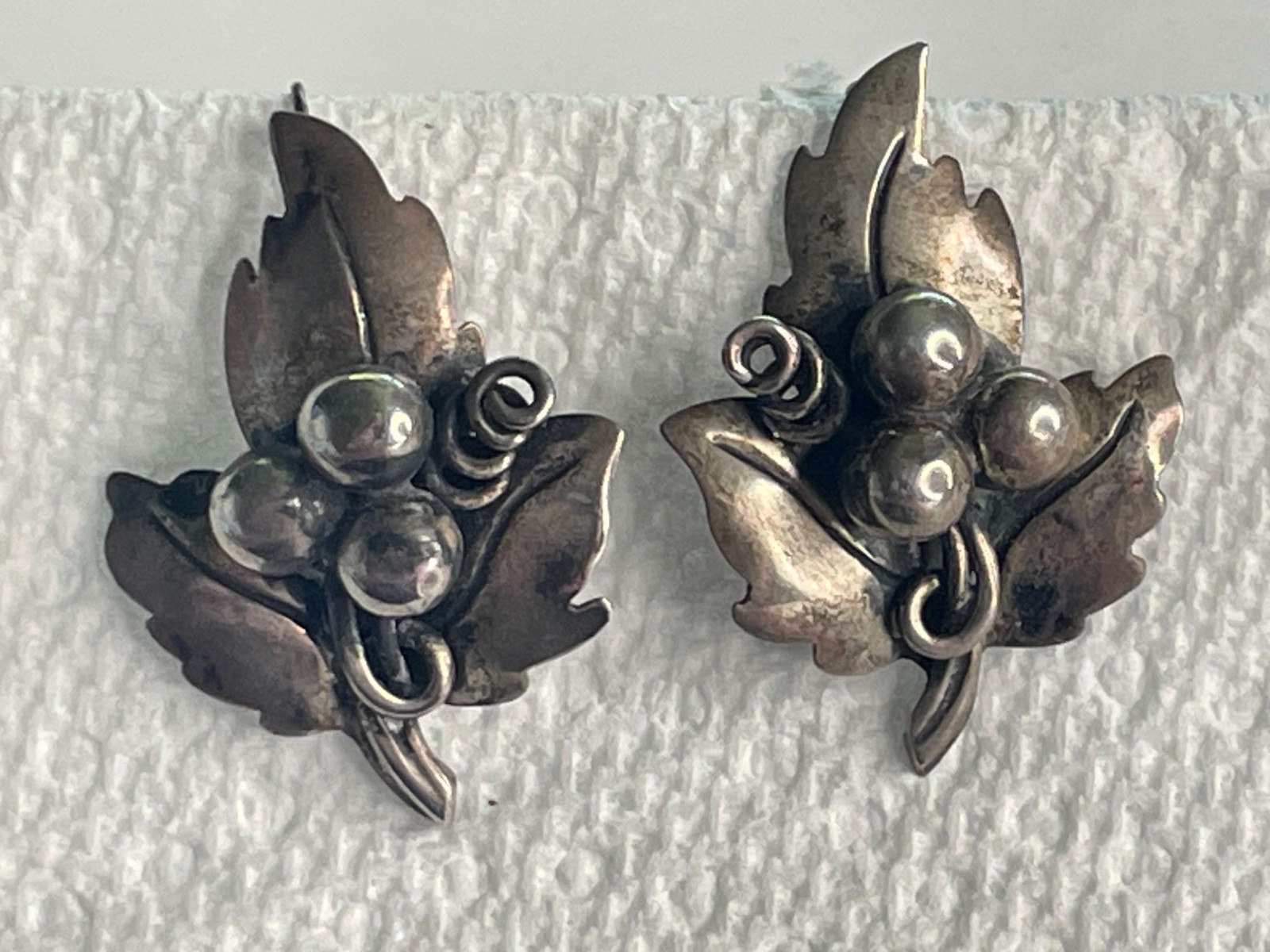 Vintag Erika Hult de Corral Taxco Sterling Silver Grape Leaf Earrings Signed ERE
