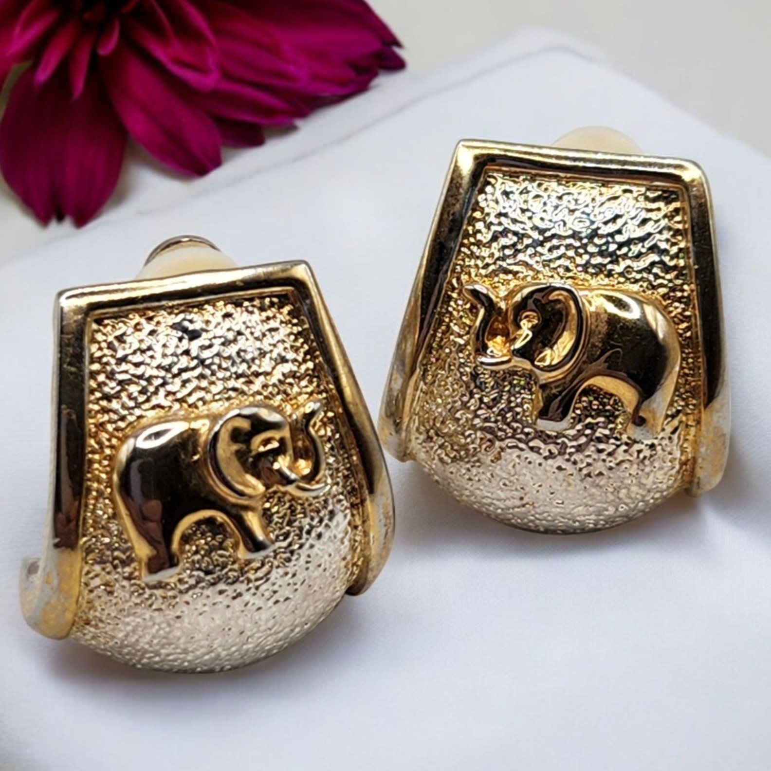 Vtg Makers Marked ‘1999 AD’ 1″ Clip Earrings Trunk Up Elephant Textured Two Tone
