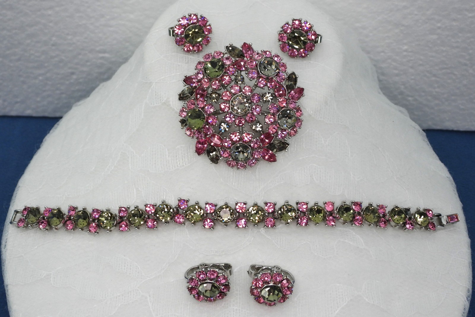 Crown TRIFARI Early 1960s Pink & Gray RS Flower Brooch, Bracelet, Earrings Set