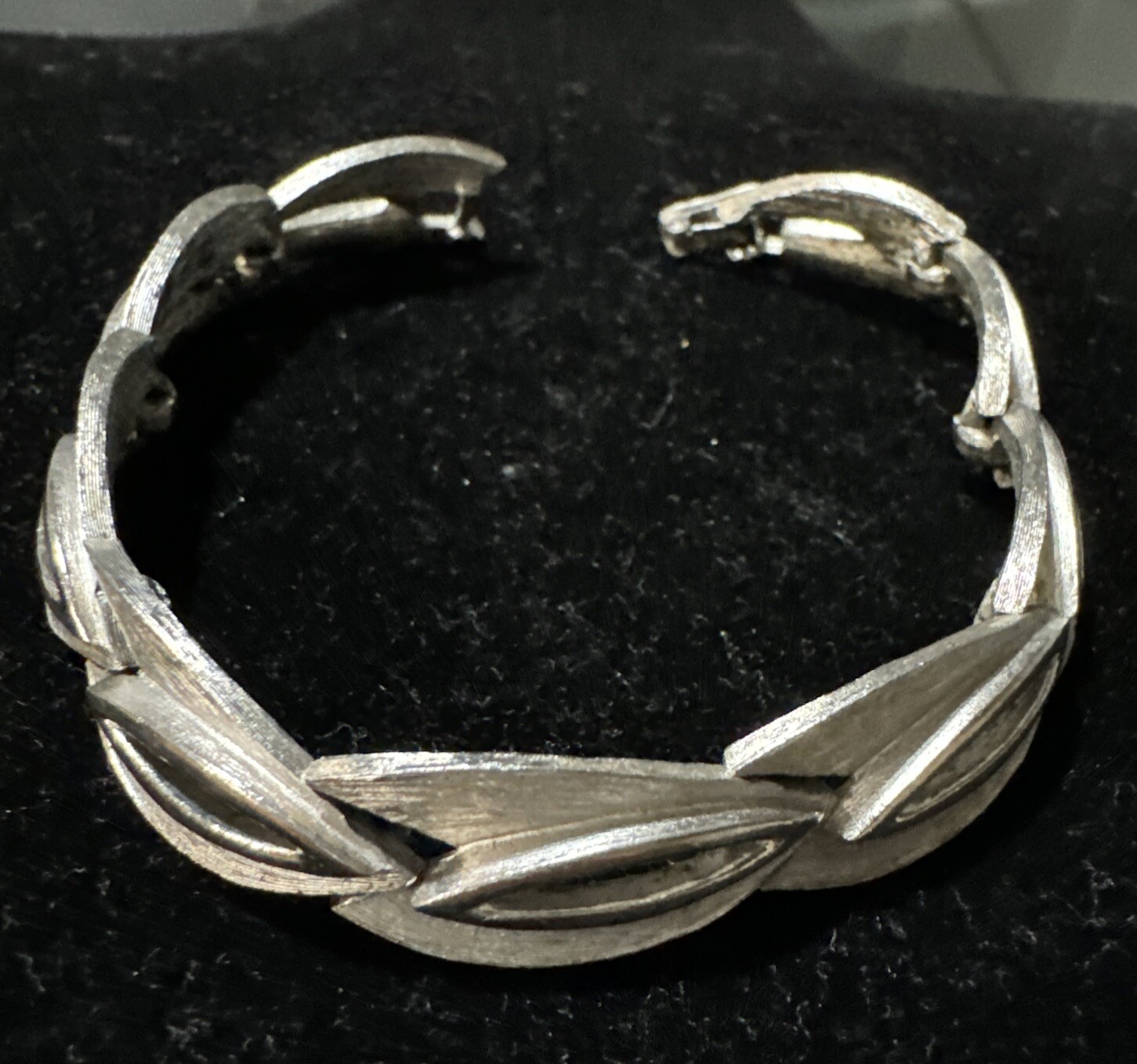 Vtg Crown Trifari Silver Brushed Leaf Link Bracelet Fishtail Textured Classic