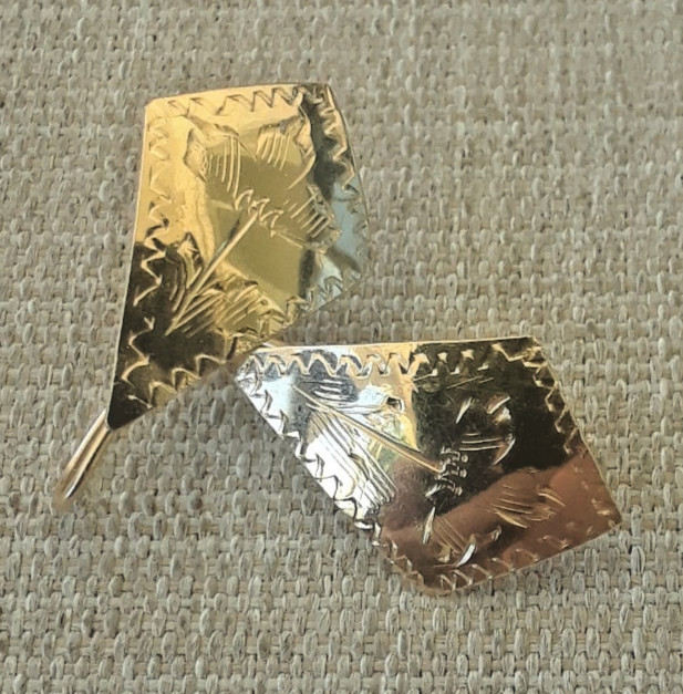 Vintage 14K Gold Kite Shape Dangle Earrings Etched 0.95g
