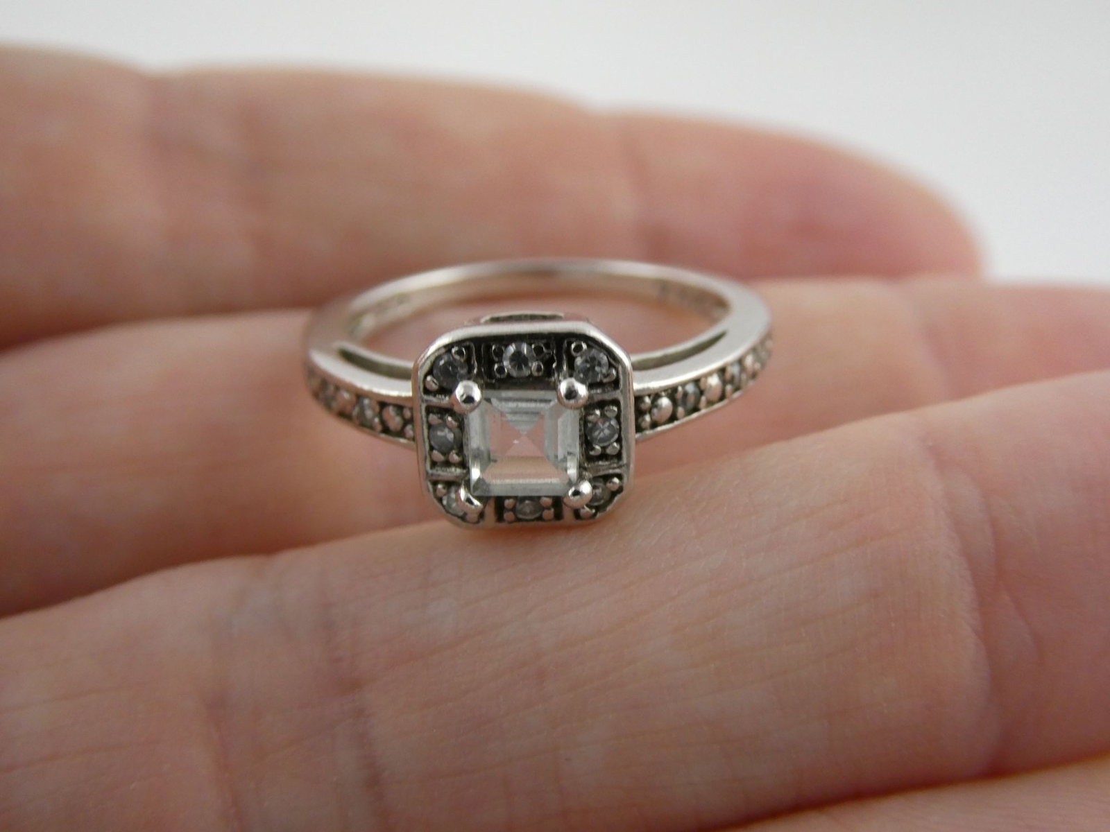 AVON Sterling Silver Aquamarine and Crystal Halo Setting Ring 3.2 Grams Size 7