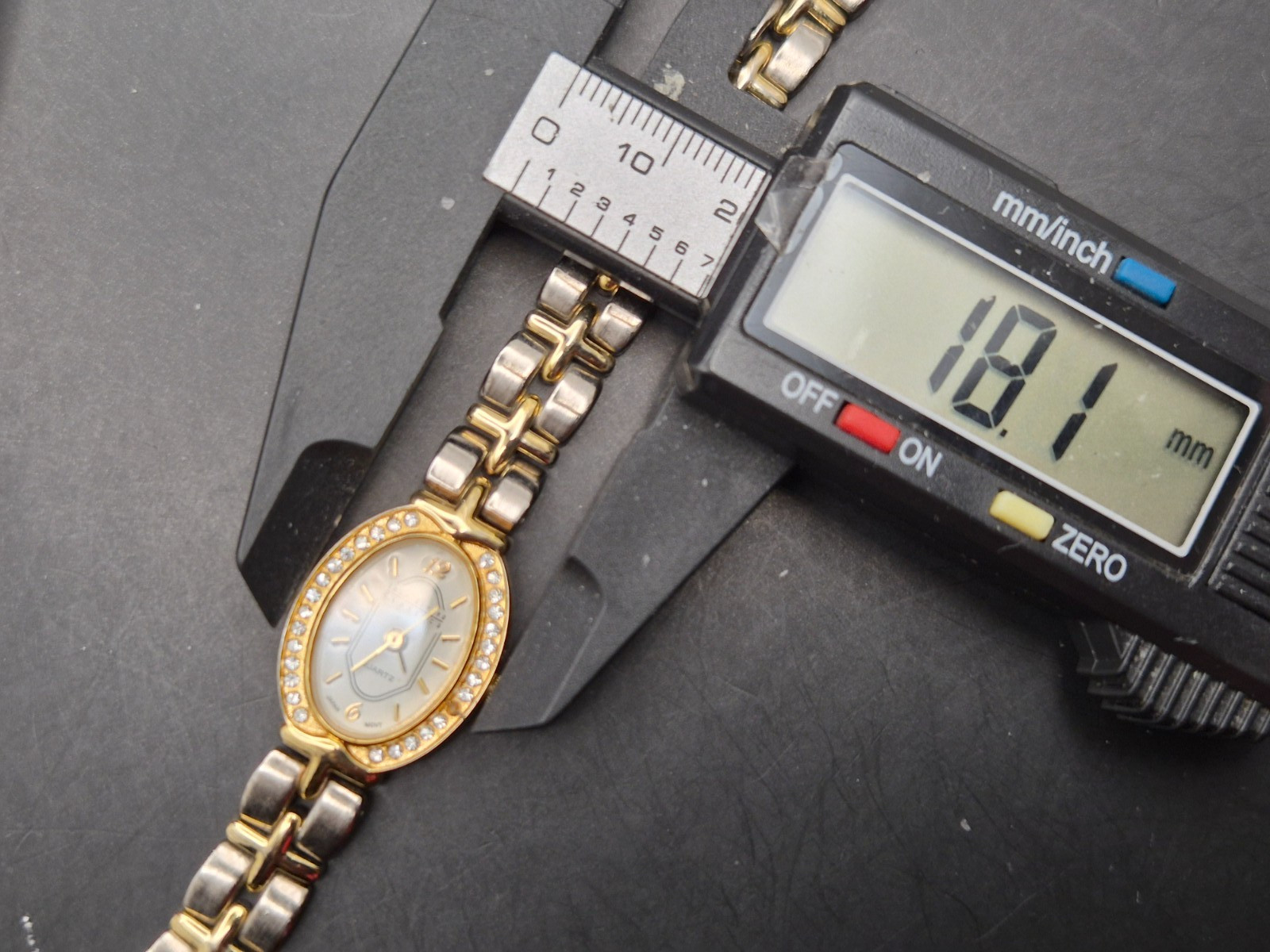 Vintage JOAN RIVERS Ladies Gold Tone Quartz Dress Watch-GVC/Working